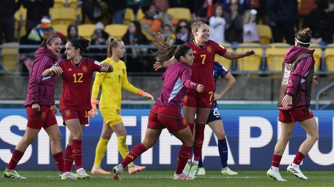 İspanya ve İsveç için zaferler, ağız sulandıran Dünya Kupası yarı final beraberliğini kurdu