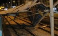 Bursa’da lodosun tesiriyle kopan çatı kara yolu ve metro çizgisinin üzerine düştü