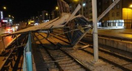 Bursa’da lodosun tesiriyle kopan çatı kara yolu ve metro çizgisinin üzerine düştü
