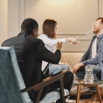 Gunluk-Rutinin-Absurt-Komedisi-Gozden-Kacan-Mizah-Hazineleri-featured