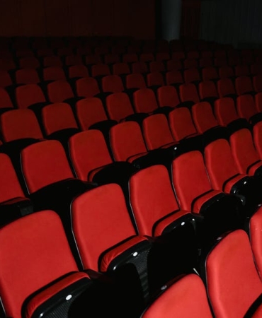 Sahne-Sanatlarinin-Kirmizi-Sirri-Sinema-ve-Tiyatro-Koltuklari-Neden-Kirmizi-Olur-featured